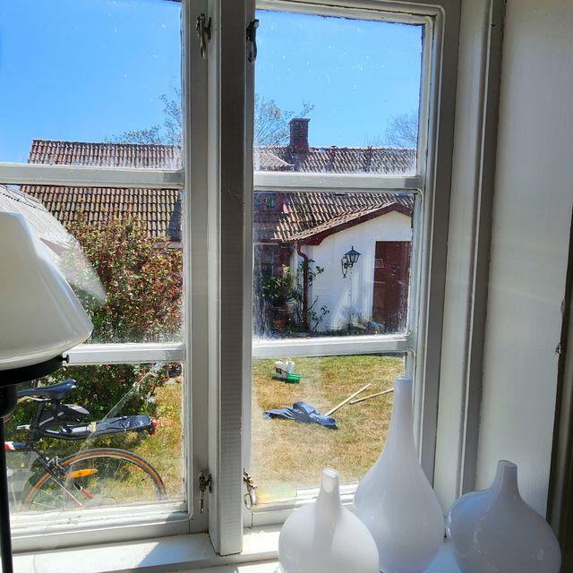 Fönster med utsikt mot trädgård
